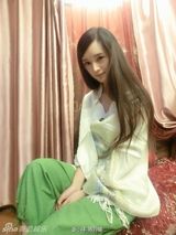 组图：女子酷似杨幂  网友直呼傻傻分不清