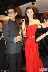 组图：范玮琪周丽淇咬耳朵 范范秀长腿春光乍泄