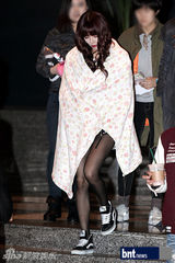 组图：韩星李珉廷秀香肩 泫雅等出席活动