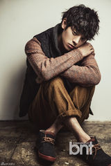 组图：韩歌手郑俊英时尚写真 展休闲绅士风