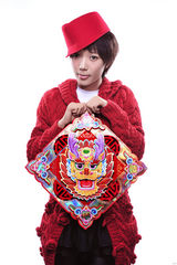 高清图：王珞丹乖巧欢喜贺岁大片红红火火