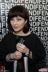 组图：徐濠萦透露爱女心情 何超仪拒谈艺人饭局