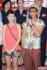 组图：陈茵媺为戏愿泳衣上阵 与家人吃饭过冬至节