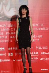 组图：张曼玉黑丝袜短裙亮相 刘烨携大肚妻子出席