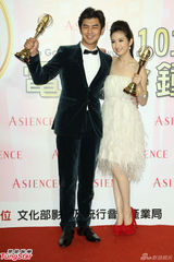 组图：金钟新科视帝后陈柏霖林依晨后台拥抱庆祝