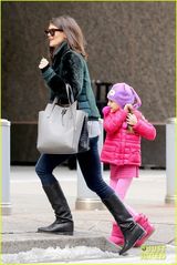 组图：小苏瑞一身粉红赴冰场 与妈妈寒风中快走