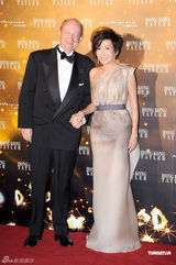 组图：霍震霆出席周年舞会 霍启刚等人陪伴身边