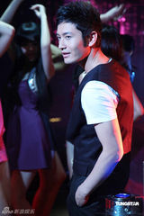 幻灯图：黄晓明杨谨华夜店拍MV 暧昧色诱画面火辣