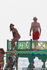 组图：罗莎里奥裸上身色诱名导男友丹尼保尔