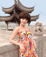 组图：马晓灿母女变身姐妹花 携手同游温馨甜蜜