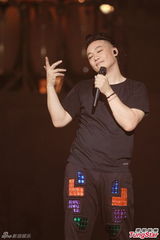 组图：陈奕迅演唱会化浓妆 搞怪献唱掀高潮