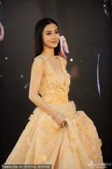 组图：Angelababy长裙华丽如公主 深V勇秀平胸