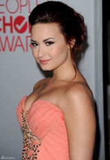 高清组图：黛米-洛瓦托粉色抹胸礼服爆乳亮相