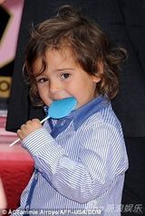 组图：奥兰多留名星光大道 小弗林紧粘老爸撒娇