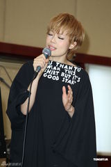 组图：容祖儿为个唱练团 青峰探班一脸睡意