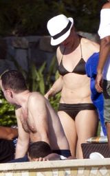 高清组图：卡梅隆-迪亚兹日光浴秀半老性感身材