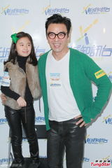 组图：钟镇涛携女儿助阵选秀 卫兰自信不输歌唱