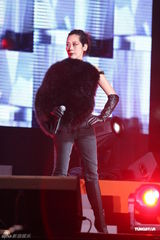 组图：毛宁林忆莲领衔音乐会 《你是我的眼》秀歌技