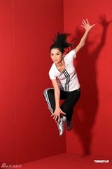 组图：阿Sa代言运动品牌 挑战高难动作凌空跳跃