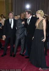 组图：导演昆汀-塔伦蒂诺携女伴亮相红毯