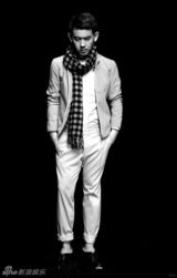 组图：李响拍大片演绎职场精英 誓言“理想在我在”