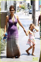 组图：哈莉贝瑞怀孕大肚照曝光 上围激增