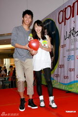 组图：周冬雨窦骁香港宣传《山楂树之恋》