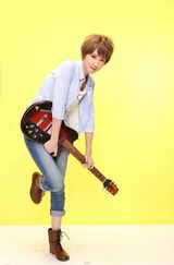 组图：陈彦妃中性写真演绎痞帅坏男孩