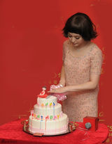 高清图：范冰冰为龙袍蜡像量身 身材获赞比例完美 