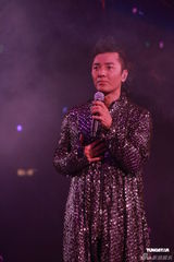 组图：郑伊健开唱秀肌肉与女模热舞 蒙嘉慧现身支持