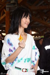 高清图：孙燕姿参观花博会 清丽亮相引媒体追拍