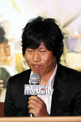 组图：韩片《与敌同眠》办首映 郑丽媛等出席