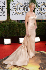 组图：《绝命毒师》女主亮相红毯 裸背优雅性感