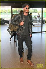 组图：贝克汉姆黑皮衣墨镜出行 尽显潮男范儿