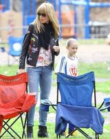组图：单亲妈妈海蒂-克鲁姆扮嫩带孩子公园玩耍