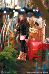 郑欣宜被揭与男友玩地下情 郑少秋夫妇逛街隔丈远