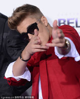 组图：比伯红西装亮相首映红毯 当众献吻妈咪