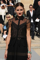 高清图：奥利维亚-巴勒莫黑色透视裙亮相时装周