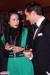 组图：莫文蔚宝石绿复古裙现身 与裘德-洛亲密畅聊