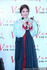 组图：昆凌枚红色短裙秀美腿 换韩服卖力吆喝代言