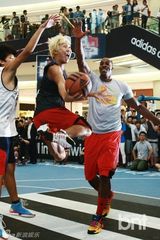 组图：NBA球星霍华德访韩跳马舞与谐星搞笑互动