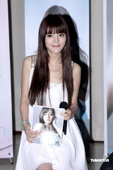 幻灯图：阿兰节省百万宣传费 为玉树灾区同胞捐款