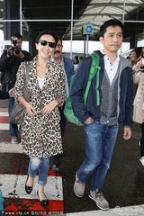 组图：刘嘉玲豹纹黑超抢眼 梁朝伟护花显恩爱