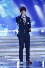 组图：EXO助阵湖北春晚录制 鹿晗领衔校服秀