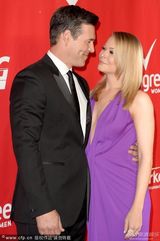 组图：黎安-莱姆丝深V身材火辣 搂帅气男伴大笑