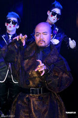 组图：香港海洋公园万圣节黄伟文将推尸装系列