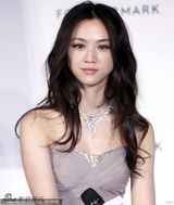 组图：汤唯戴百万钻饰亮相 收山区儿童画作感触落泪