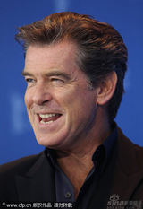 幻灯图集：《捉刀手》亮相 伊万与布鲁斯南比帅