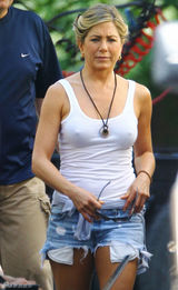 组图：安妮斯顿背心短裤现身 不穿内衣凸点