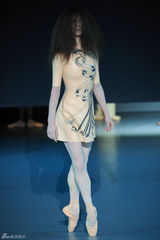 组图：荷兰芭蕾舞团时尚走秀 复古鬼魅感有趣